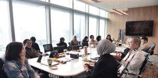 Wakil Menteri Ekonomi Kreatif/Wakil Kepala Badan Ekonomi Kreatif (Ekraf) Irene Umar saat menerima audiensi penyanyi Indonesia Saniyah bersama CEO & Founder Big Ground Entertainment, Kevin Hermanto, di Autograph Tower, Jakarta, Rabu (4/2/2026)