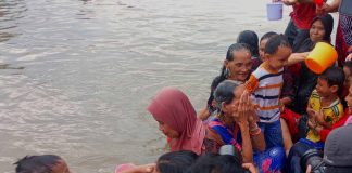Tradisi Keramas Bersama di Sungai Cisadane