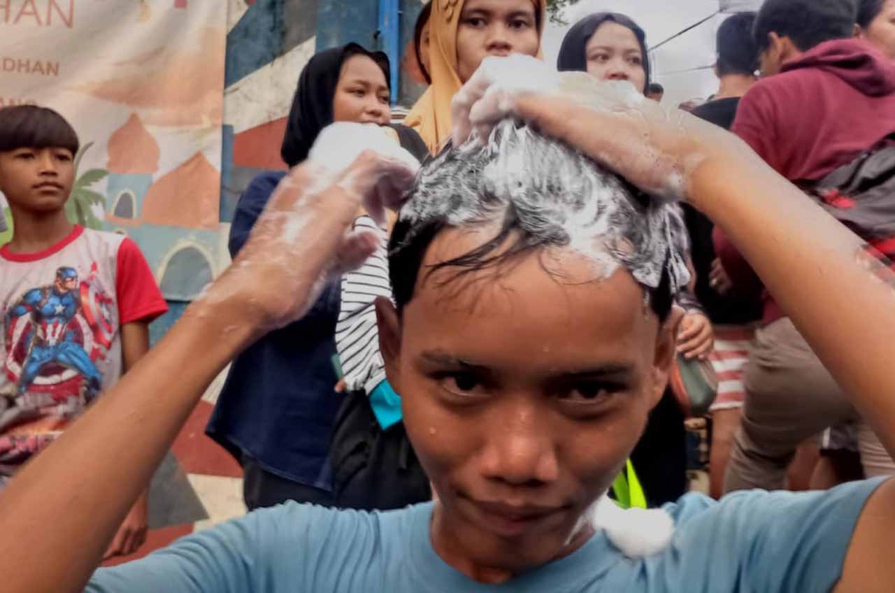 Tradisi Keramas Bersama di Sungai Cisadane