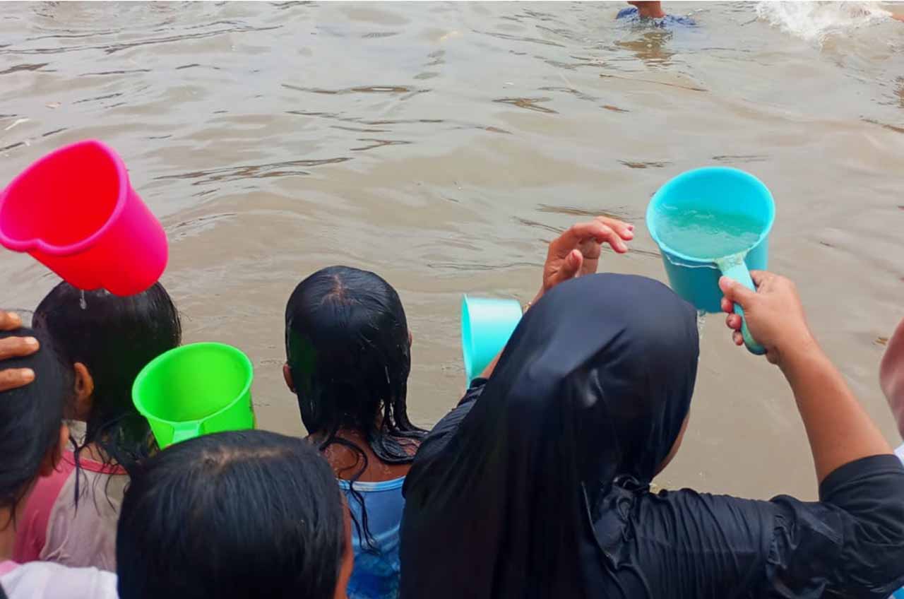 Tradisi Keramas Bersama di Sungai Cisadane