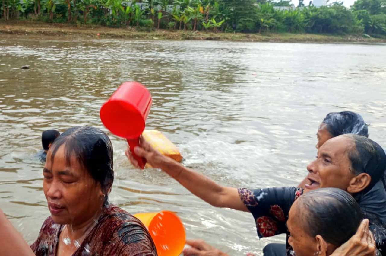 Tradisi Keramas Bersama di Sungai Cisadane
