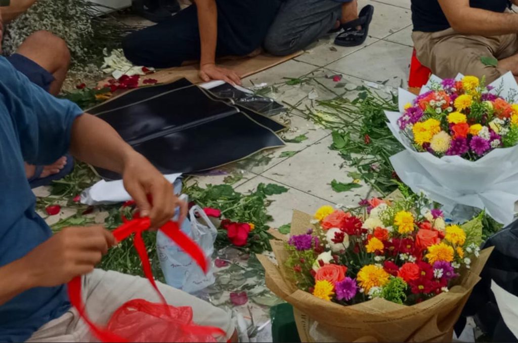 valentine 2026 dongkrak penjualan mawar di rawa belong 01