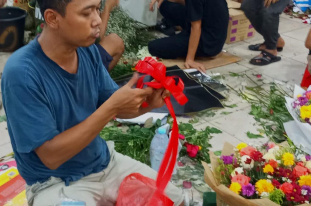 valentine 2026 dongkrak penjualan mawar di rawa belong 04