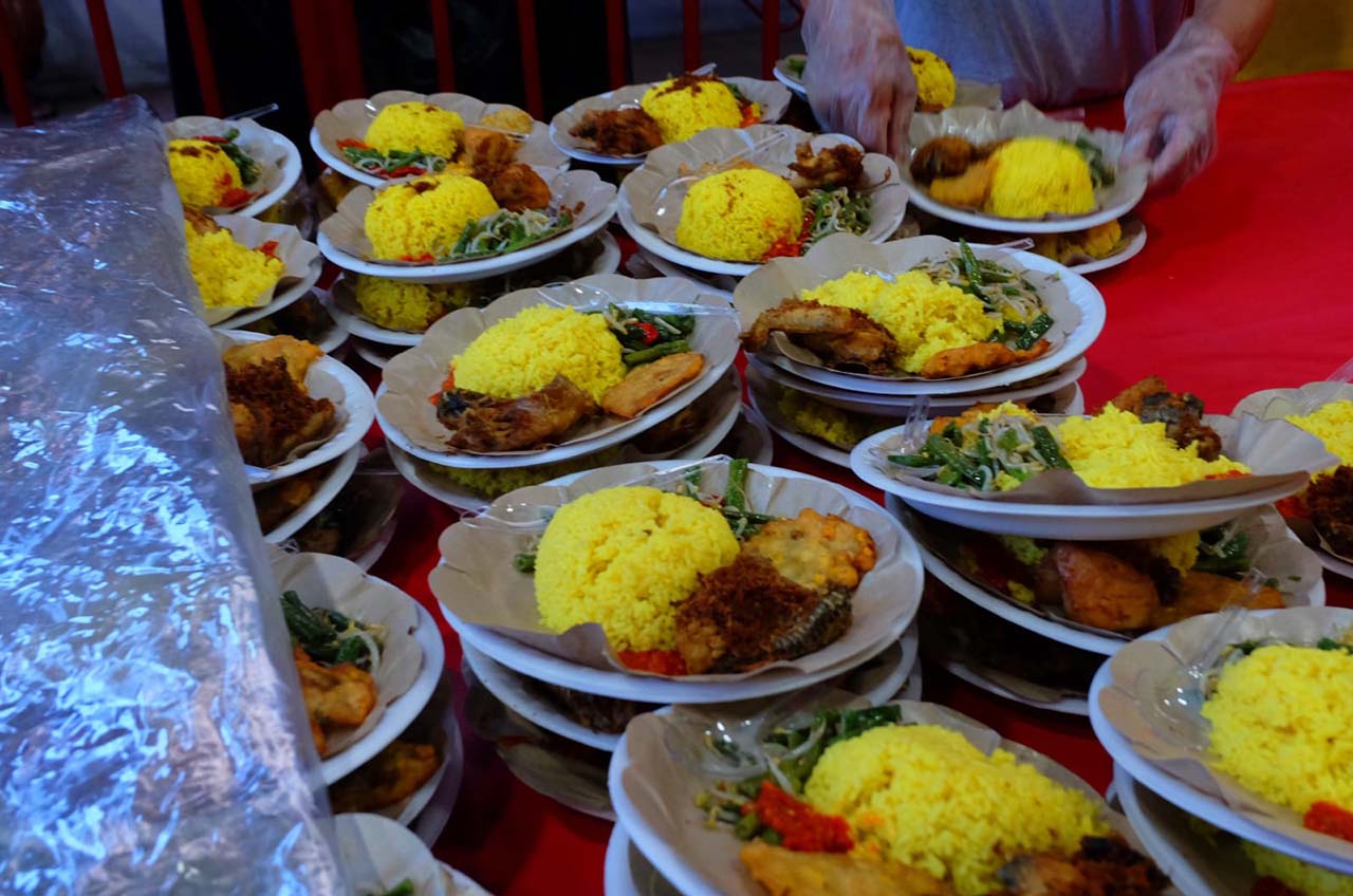 Vihara Dharma Bakti Petak Sembilan Bagikan Menu Buka Puasa