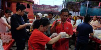 Vihara Dharma Bakti Petak Sembilan Bagikan Menu Buka Puasa