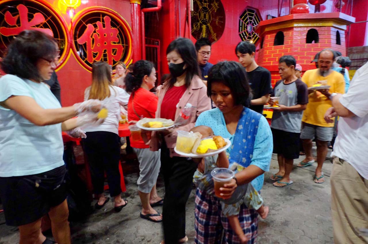 Vihara Dharma Bakti Petak Sembilan Bagikan Menu Buka Puasa