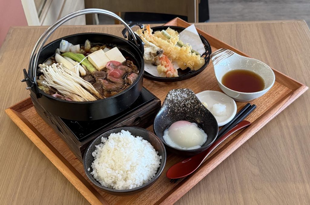 Beef Sukiyaki yang dihadirkan bersama tempura di Tenya Tempura Tendon