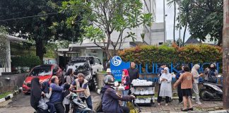 blue sky hotel petamburan bersama media satu warna menggelar jumat berkah