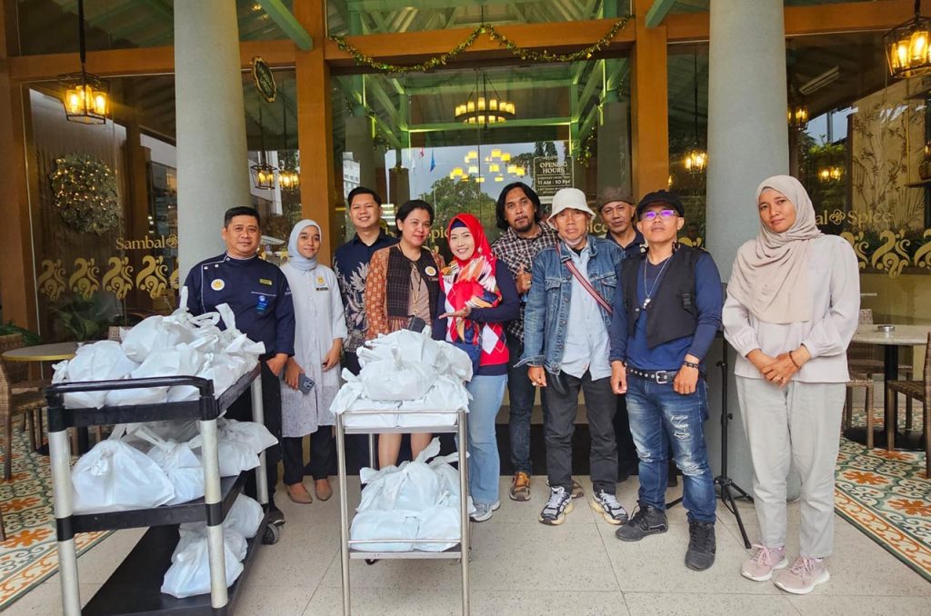 blue sky hotel petamburan bersama media satu warna menggelar jumat berkah 02