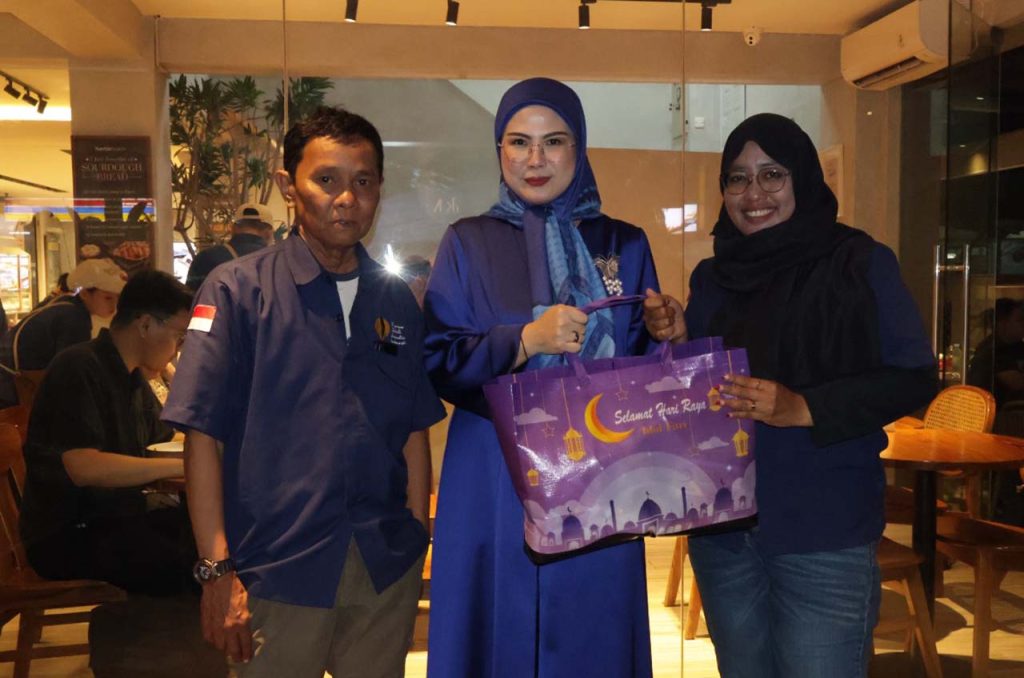 Dewan Pembina YPJI, Nina Nugroho Memberikan Sembako Kepada Teman-Teman Jurnalis