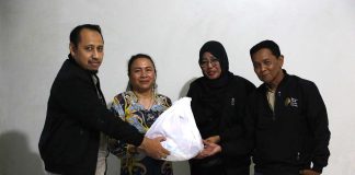 nyai dewi rantian berbagi sembako untuk warga pondok bambu