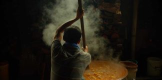 pekerja mengaduk dodol di dodol betawi nyak mai, kalibata, jakarta selatan 01