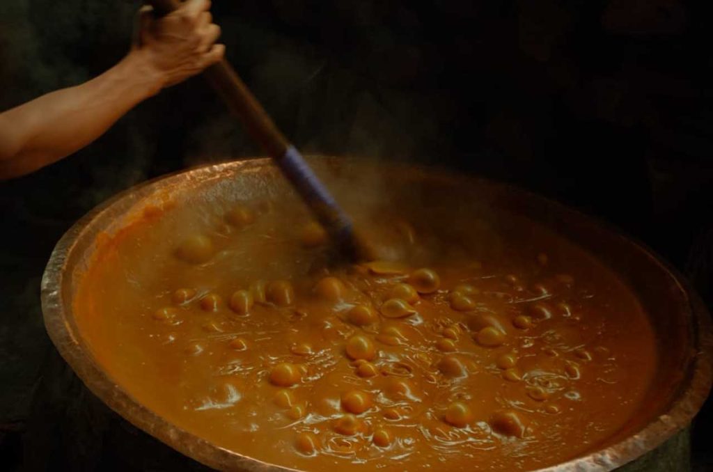 pekerja mengaduk dodol di dodol betawi nyak mai, kalibata, jakarta selatan 02