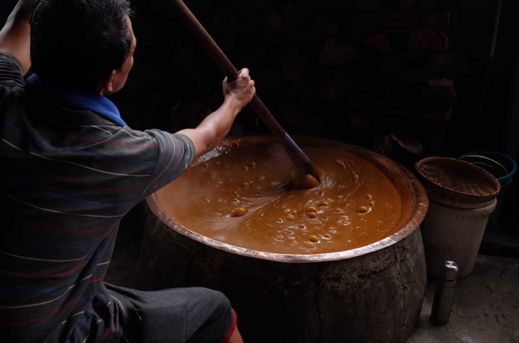 pekerja mengaduk dodol di dodol betawi nyak mai, kalibata, jakarta selatan 03