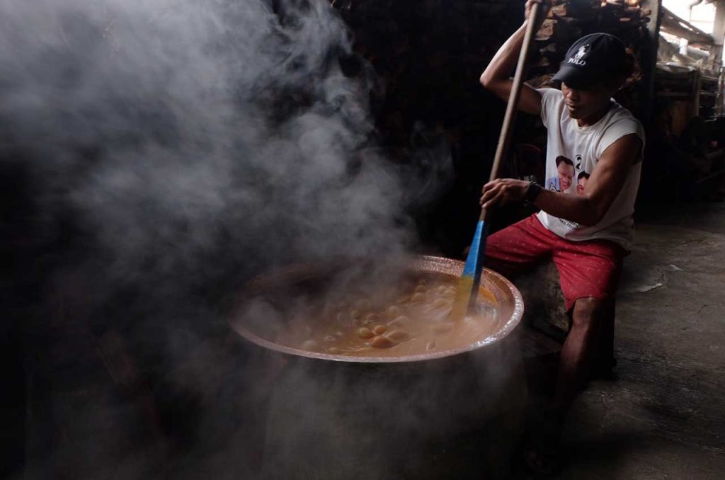 pekerja mengaduk dodol di dodol betawi nyak mai, kalibata, jakarta selatan 04