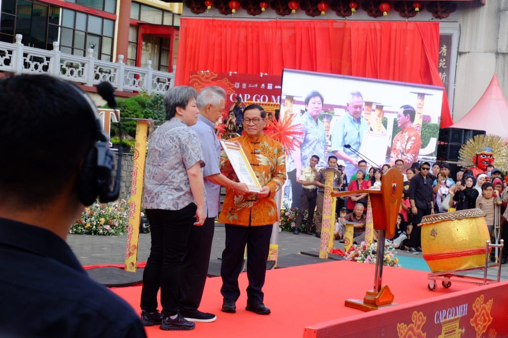 pramono anung menerima piagam dar musium rekor indonesia (muri) karena penyelenggaraan imlek di jakarta