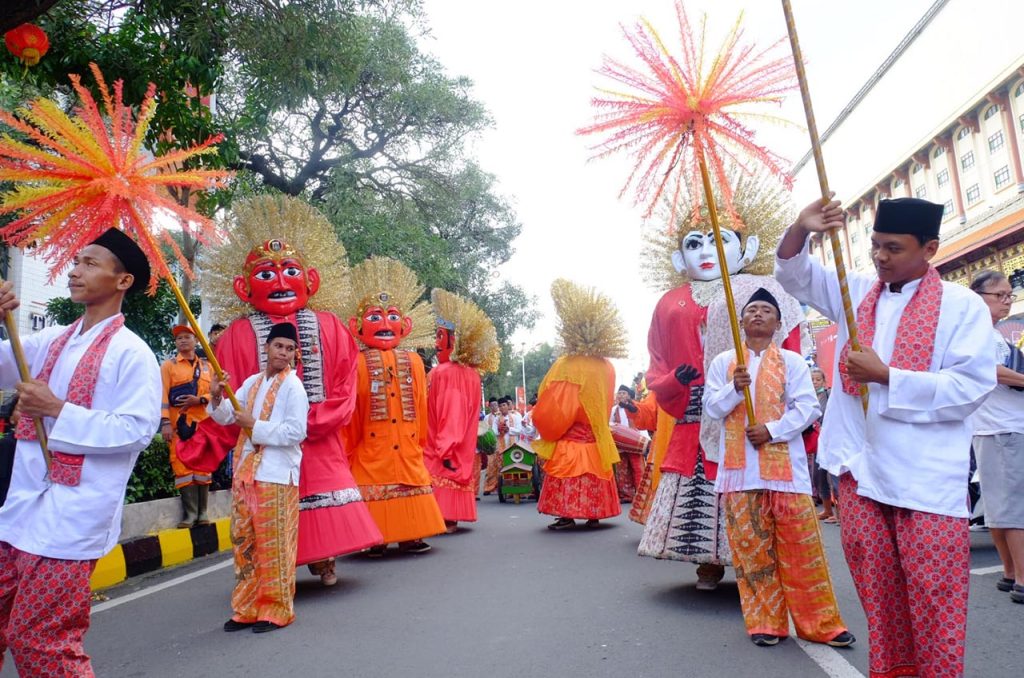tidak hanya barongsai perayaan cap go meh juga menggunakan ondel ondel yang merupaka icon betawi