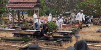 Tradisi Ziarah Makam Warnai Idul Fitri 1447 H