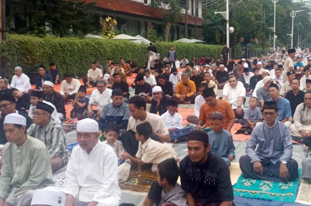 umat islam melaksanakan shalat idul fitri 1447 h di jakarta 01