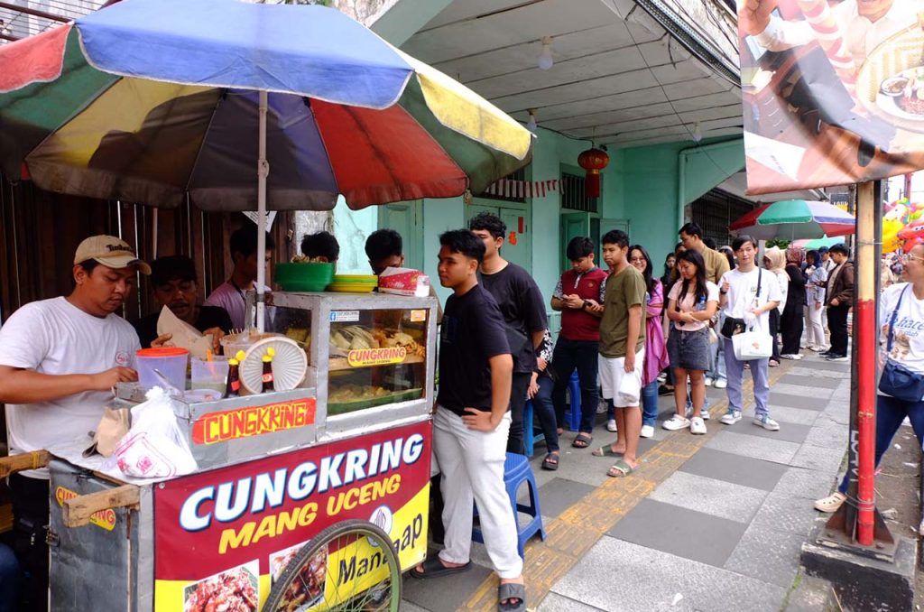 wisata kuliner jalan suryakencana diserbu wisatawan 01