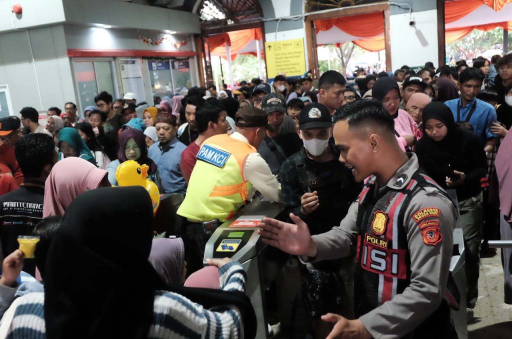 wisata kuliner jalan suryakencana diserbu wisatawan 02