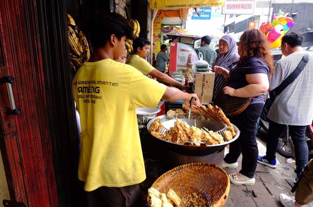 wisata kuliner jalan suryakencana diserbu wisatawan 04