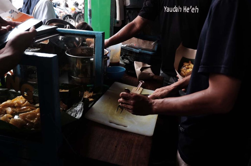 wisata kuliner jalan suryakencana diserbu wisatawan 07