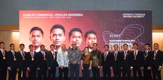 Jajaran Direksi DCVI [Tengah Ki-Ka_ Adri Budiman - Head of Bus Sales DCVI, Naeem Hassim - Presiden Direktur DCVI, Faustina - Head of CSP Commercial DCVI, Handika Sembiring - Head of CSP Operations] bersama dengan 12 lulusan Batch 4 Program