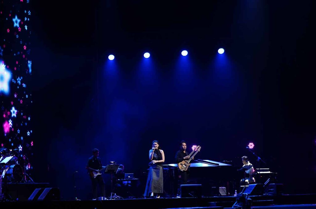 Monita Tahalea bersama Balawan dan Dwiki Dharmawan
