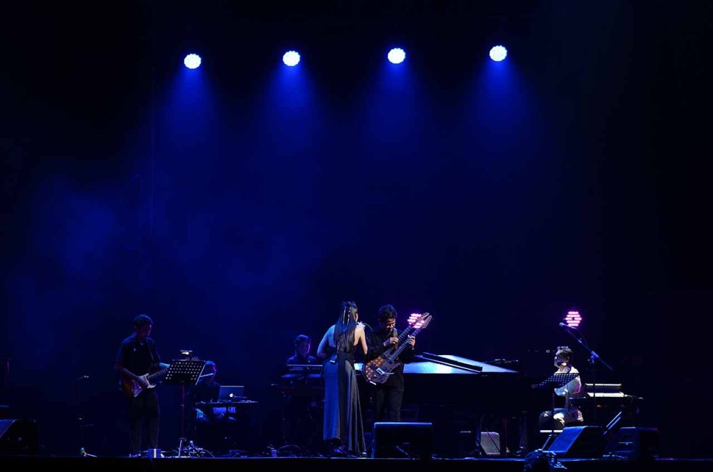 Monita Tahalea bersama Balawan dan Dwiki Dharmawan