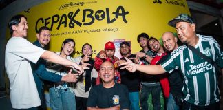selain menggalang dana, sejumlah pemain rela mencukur habis rambut mereka di pinggir lapangan (ist)