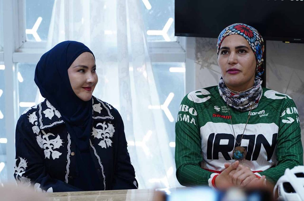 arezoo eskandari bersama ade fitrie kirana
