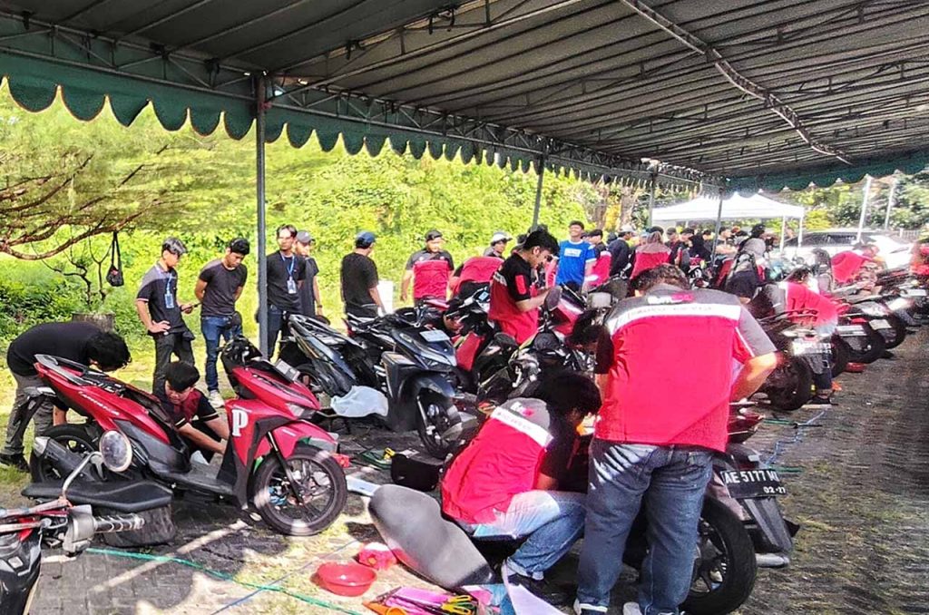 Tekiro kembali berkolaborasi dengan Lembaga Bengkel Mahasisiwa Mesin (LBMM) Institut Teknologi Sepuluh November (ITS) Surabaya dalam mengadakan pelatihan otomotif bagi mahasiswa dan servis gratis untuk masyarakat Surabaya dan sekitarnya