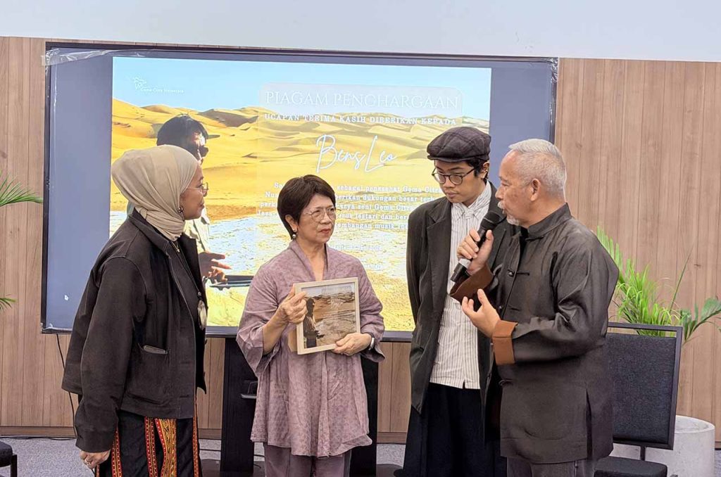 Pemberian Penghargaan kepada Bens Leo sebagai Penasehat CGN yang diterima oleh Pauline Endang (Isri) dan Addo (Anak) oleh Mira Arismunandar dan Dicky Soerjanatamihardja, MA
