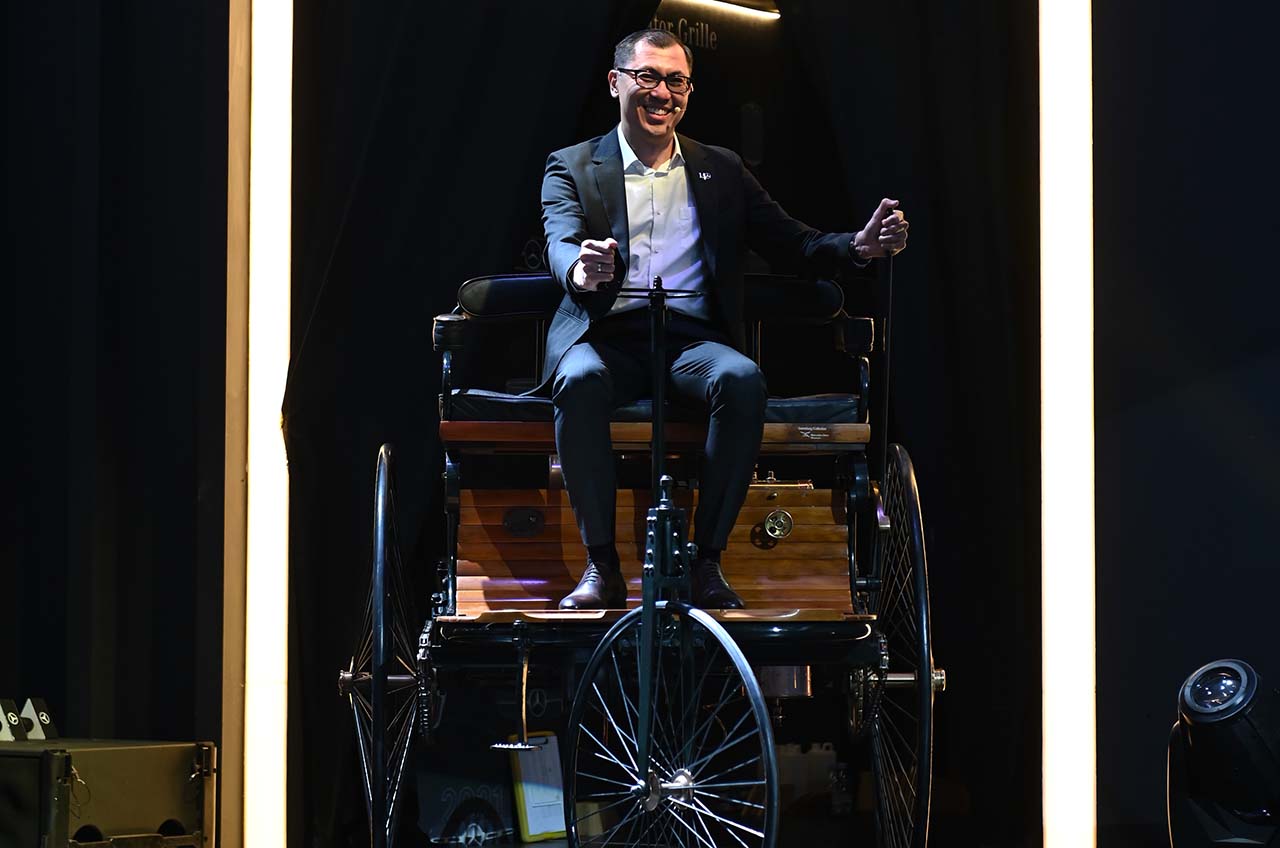 Donald Rachmat, CEO, Mercedes-Benz Indonesia Mengendarai Benz Patent-Motorwagen