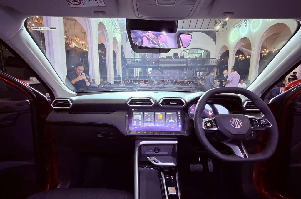 interior mg zs hybrid+