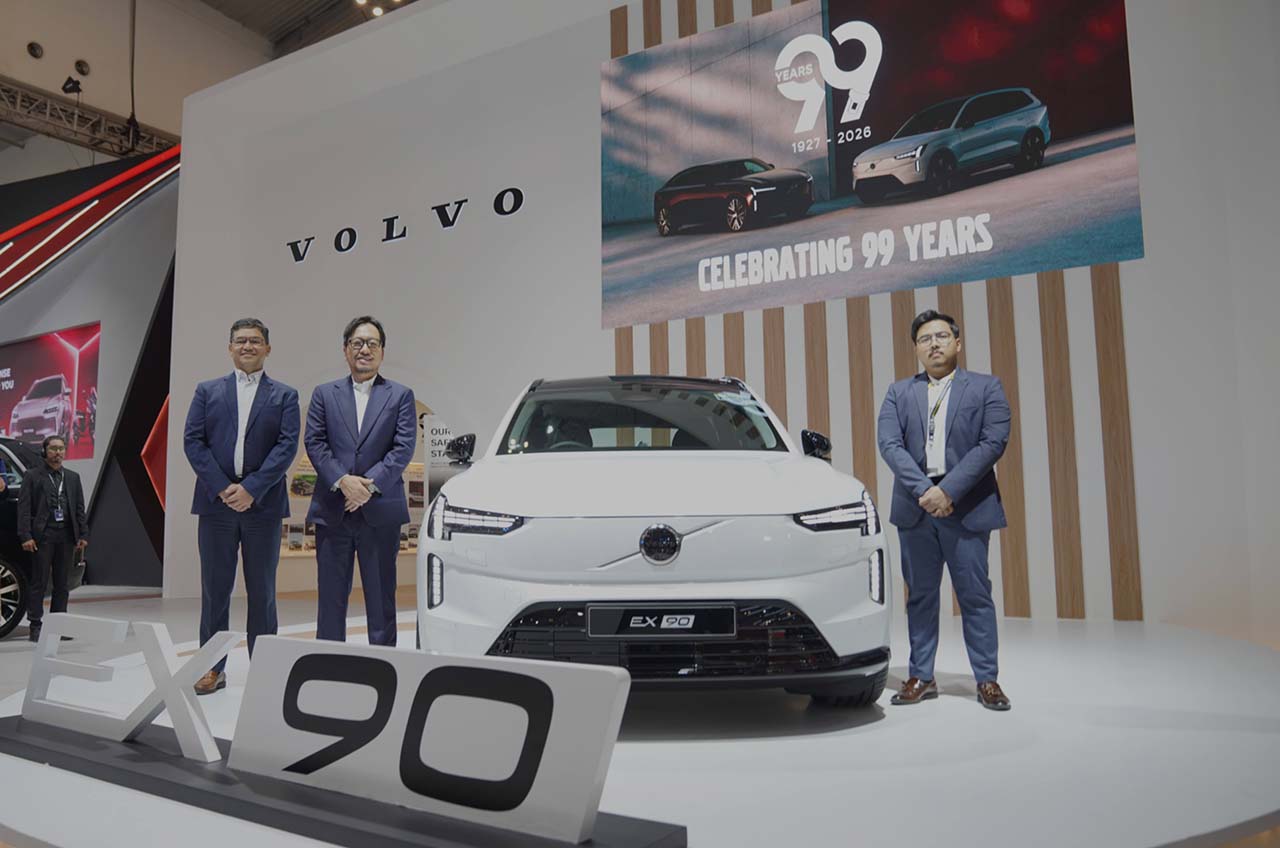 Ki-ka - Haryanto Djayaputra, General Manager Sales & Operations Volvo Car Indonesia, Koji Horii, Chief Executive Officer Volvo Car Indonesia, dan Ilham Suryo Aldianto, Product Planning Volvo Car Indonesia