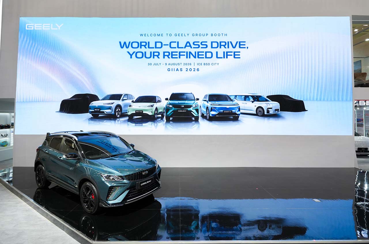 Pada varian Flagship, tampilannya semakin menonjol melalui two-tone exterior, rear spoiler, velg 18 inci, serta red brake calipers yang mempertegas kesan dinamis