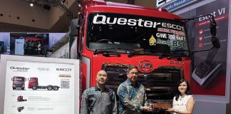 Penyerahan scale model sebagai simbolis serah terima Quester Model Year 2026 oleh Bpk. Johan Kleinsteuber (President Director UD Trucks Indonesia) kepada Ibu Indah Eviany (Vice President PT Cakraindo Mitra International)