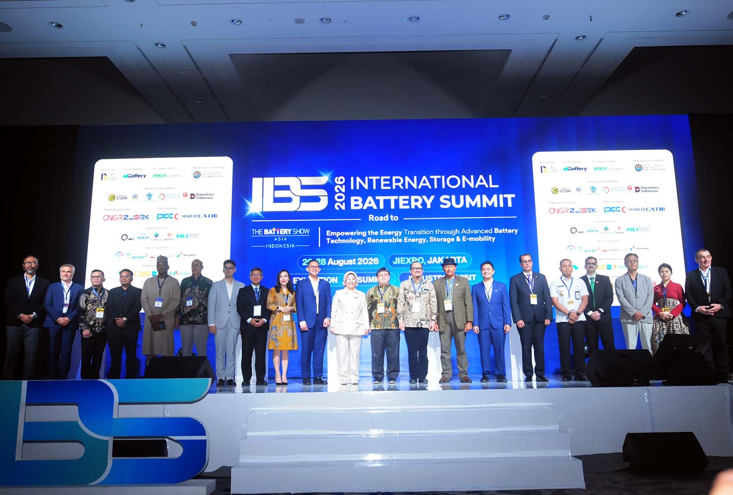 Para penyelenggara IBS 2026 bersama dengan delegasi berbagai kedutaan yang turut berpartisipasi selama forum