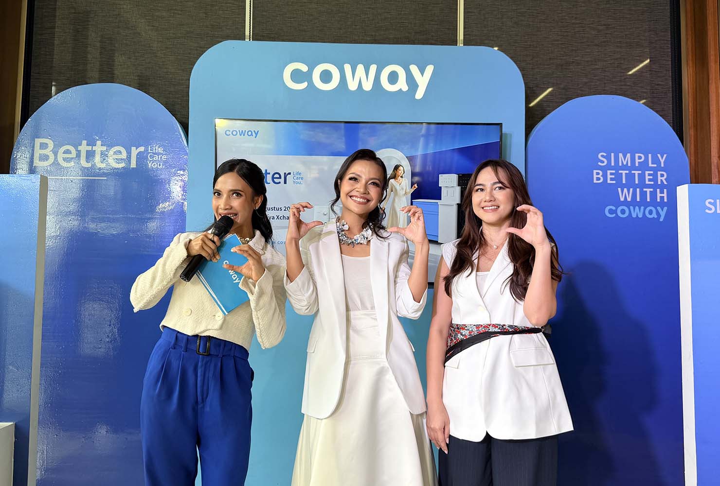 Chyntia Oktaviani (MC), dr. Reinita Arlin, dan Mharsally Violana (Chief of Marketing Development Coway Indonesia)