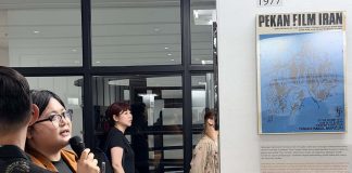 Dian Selira, periset sekaligus kurator pameran "Kepo Kosmopo: Melampaui Gincu Dunia Ketiga", menjelaskan konsep pameran arsip dan koleksi Dewan Kesenian Jakarta yang mengajak publik membaca kembali sejarah Jakarta sebagai kota kosmopolitan melalui jejak seni, budaya, dan diplomasi yang terekam selama lebih dari lima dekade.