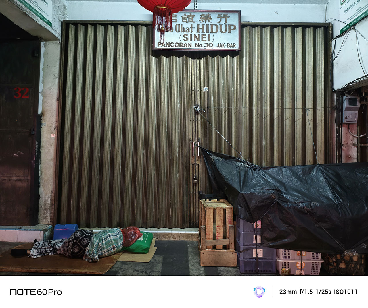 Suasana di depan toko obat hidup yang sudah tutup
