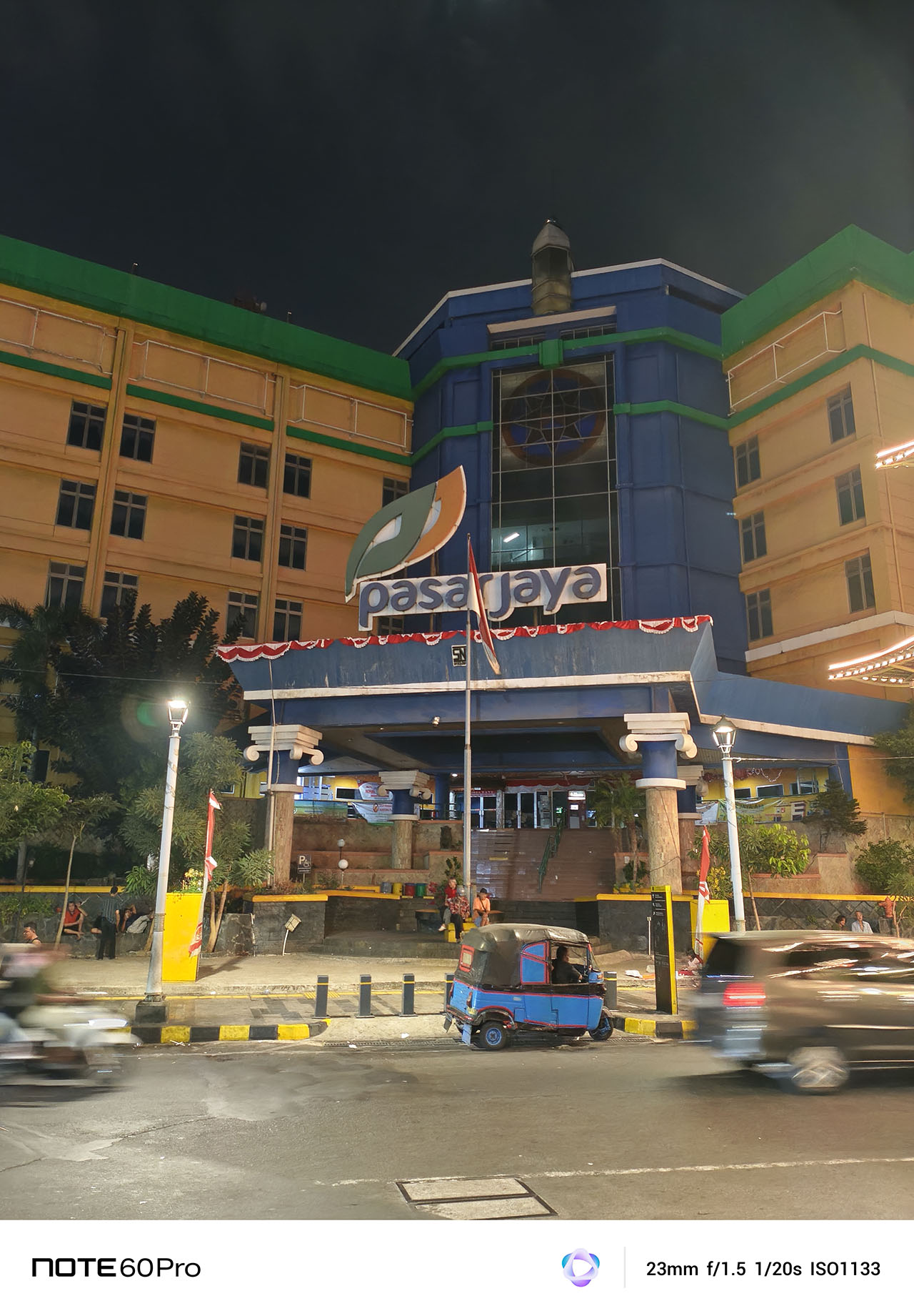Suasana Malam di depan pasar jaya glodok