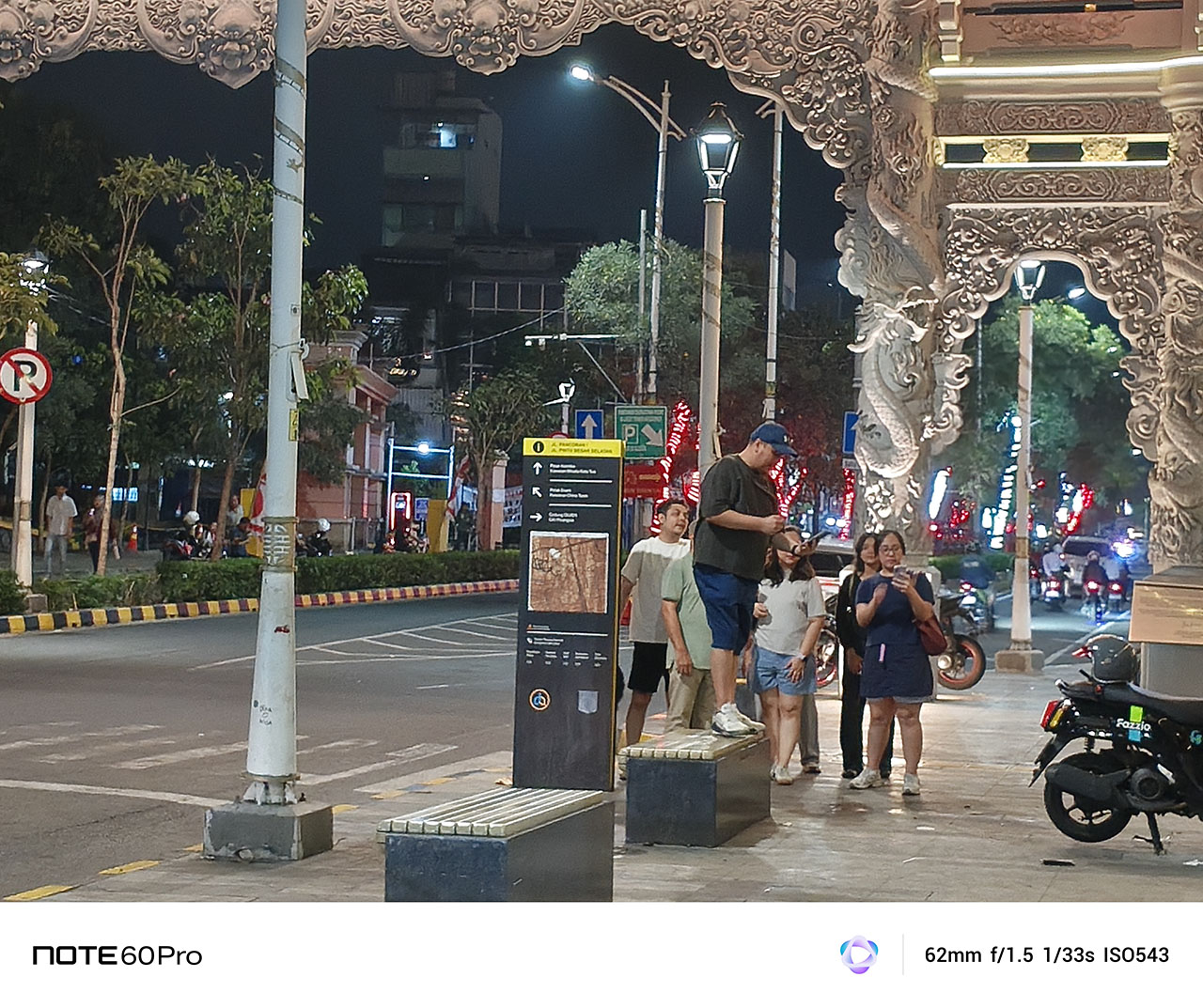 Turis mengabadikan foto di glodok