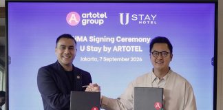 Erastus Radjimin, Founder & Chief Executive Officer Artotel Group (kanan) dan Nofel Saleh Hilabi - Founder U Stay Group (kiri), dalam acara HMA Signing Ceremony yang berlangsung pada Senin (7/9).
