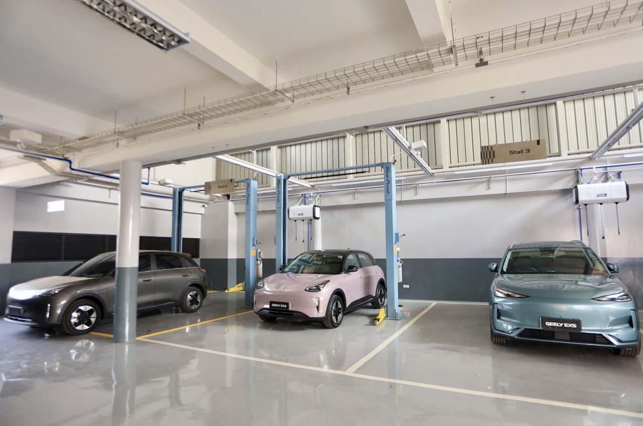 area workshop geely dipo pik 2 yang dilengkapi empat service bay untuk mendukung layanan purnajual kendaraan geely