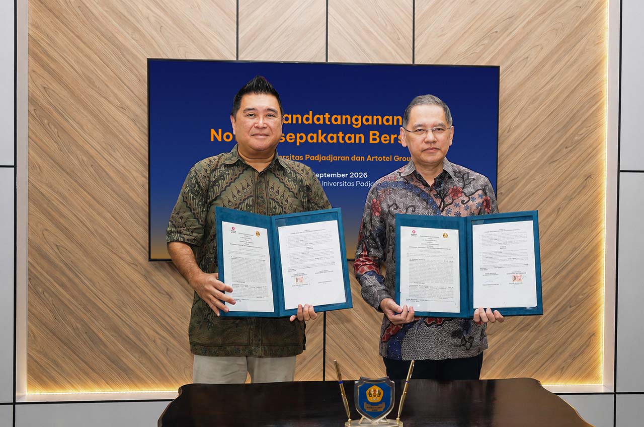 Chief Operating Officer Artotel Group - Eduard Rudolf Pangkerego dan Rektor Unpad - Prof. Arief S. Kartasasmita menunjukkan dokumen Nota Kesepahaman (Memorandum of Understanding/MoU) di Gedung Rektorat Unpad Jatinangor, Rabu (2/9).