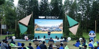 constantinus herlijoso, sales & channel development director geely auto indonesia, saat menyampaikan sambutan dalam acara “10,000+ reasons to celebrate” 03