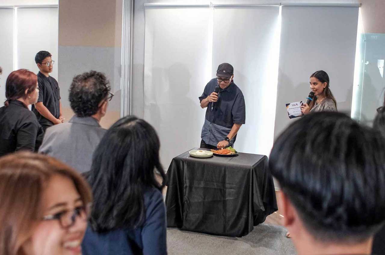 Marcel Lahea, fotografer dari Biro Komunikasi Publik Kementerian Pariwisata RI memberikan praktek fotografi